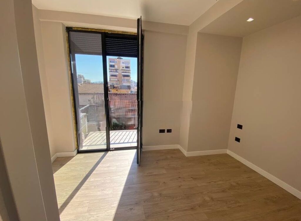 Shkolla e Kuqe-Apartament 2+1 me 2 ballkone