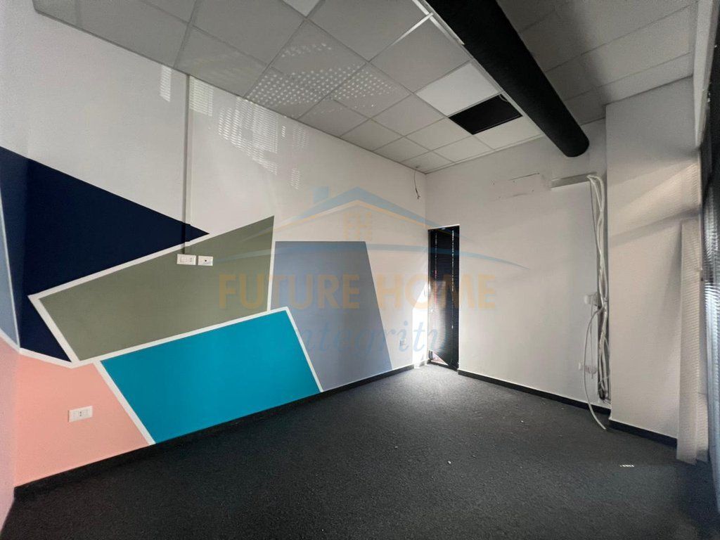 Qera, Ambient Biznesi, Farmacia 10, Tiranë.