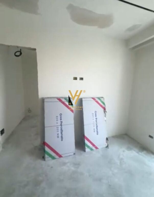 JEPET ZYRE 100 M2 ME QIRA TE RRUGA BOGDANEVE 120.000 LEKE