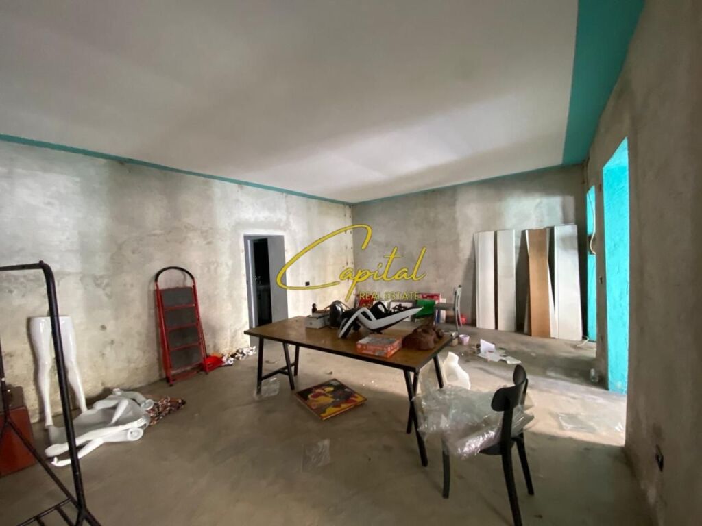 AMBIENTE COMMERCIALE IN AFFITTO 180 M2 EX BLOCCO 1.500 EURO