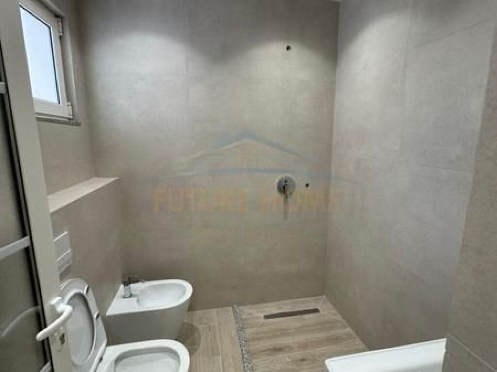 Shitet, Apartament 3+1+2+ post parkimi, Fresku, Tiranë.