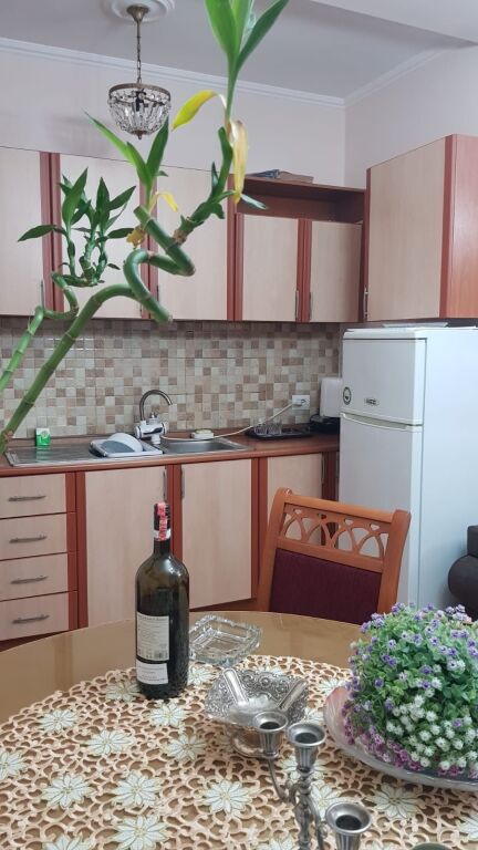 Apartament 1+1 me qera i mobiluar ne Ali Dem tek Bar Kritea