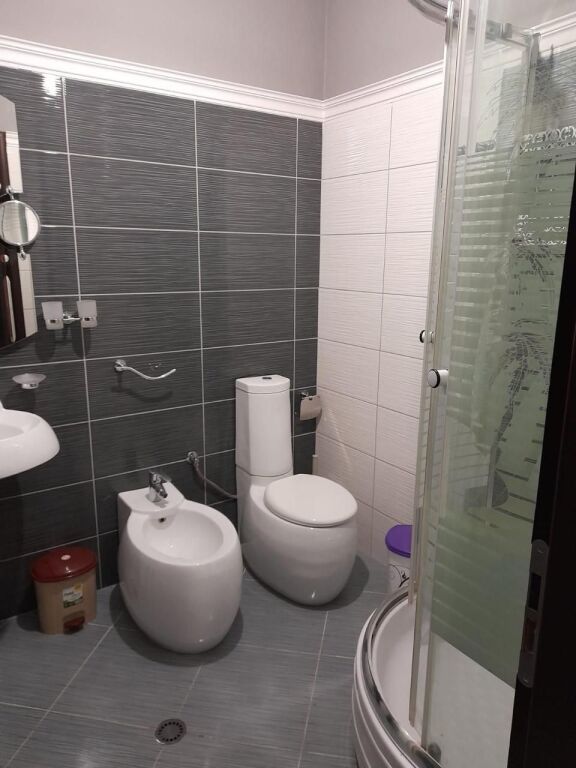 🏢Vilat Gjermane,prane Hotel Deja jepet me qera apartament 2+1+2, i mobiluar. 60,000Leke
