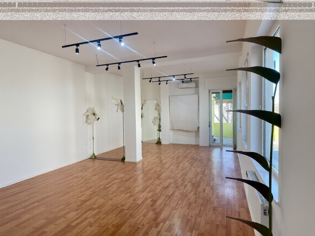 Jepet me qera zyre open space buze rruge