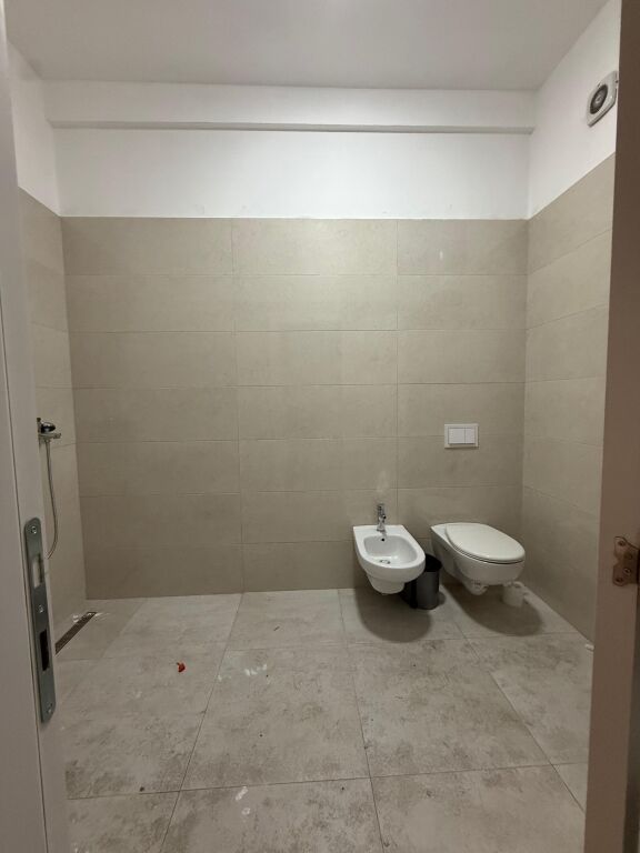 Jepet zyre me qera tek Farmacia 10