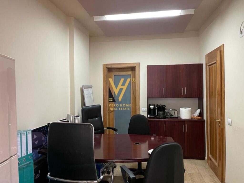 UFFICIO 120 M2 IN AFFITTO IN CENTRO 160.000 LEKE