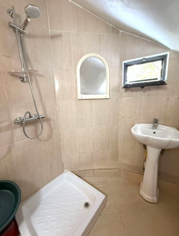 Jepet me Qera Garsoniere Luksoze, e mobiluar plotësisht, pranë Air Albania Stadium tek Rruga e Elbasanit