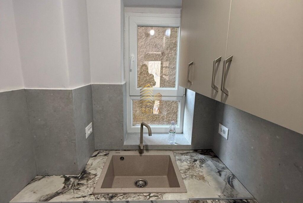 Qira, Ambient Biznesi, përballë Maternitetit të Ri, 1300 Euro/muaj Neto