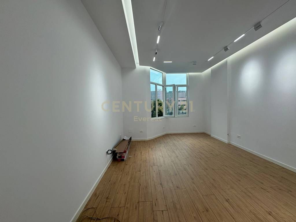 VICINO A SQUARE 21, VENDIAMO MONOLOCALE!