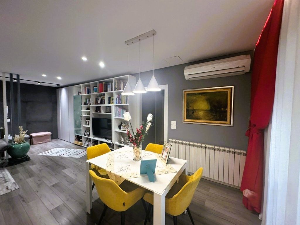 Vendesi Super Appartamento 2+1+2, vicino al Palazzo con la Freccia!