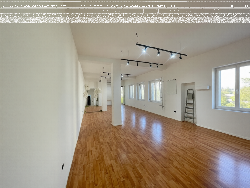 Jepet me qera zyre open space buze rruge