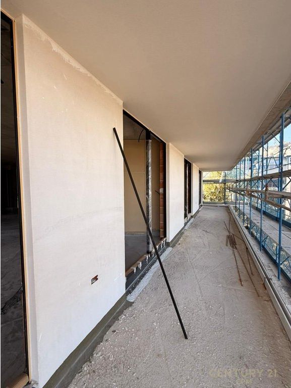 Apartment 2+1+2 with parking space for sale at Gradient Residence, in the Dry Lake area, Tirana, with a beautiful view of Tirana Lake. 🏡