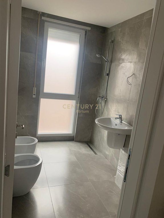 JEPET APARTAMENT 2+1ME QIRA TEK FIORI DI BOSCO 650 € /Muaj Sip. Totale  98m2