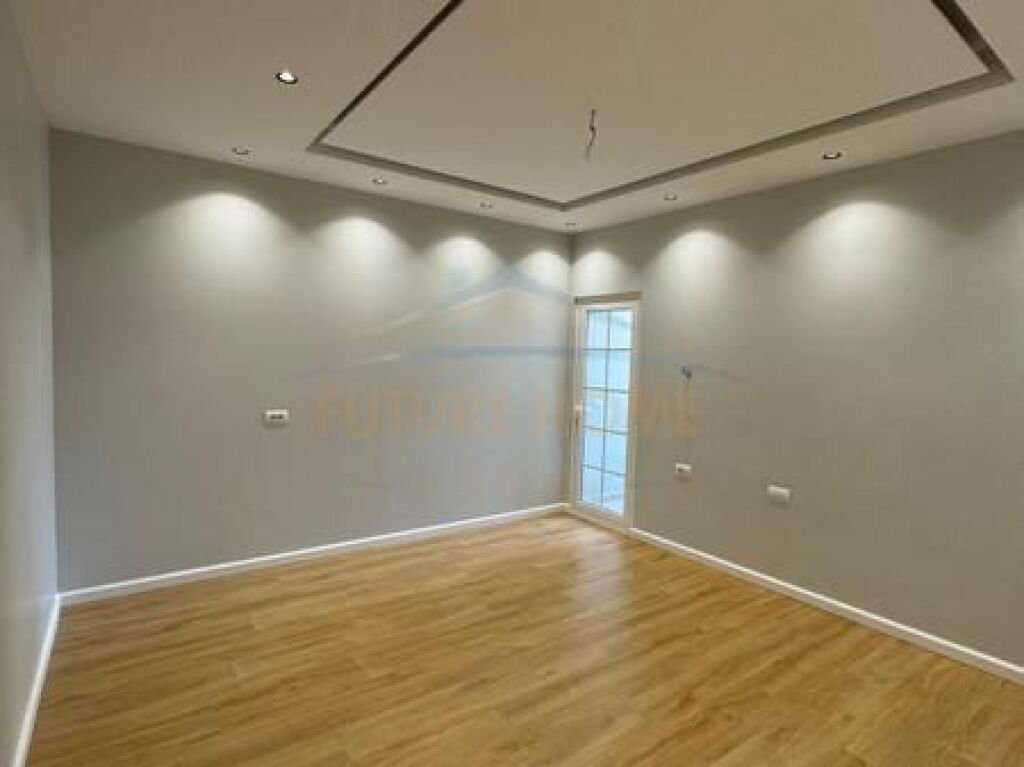 Shitet, Apartament 3+1+2+ post parkimi, Fresku, Tiranë.