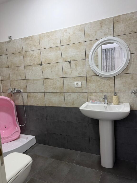 • Jepet me qira apartament 2+1  • Kompleksi Tom Doshi, midis Shkozës dhe Freskut – Tiranë  • Sipërfaqe: 88 m²  • Kati: 3  • Pallat i ri me ashensor  • Organizimi: korridor, sallon + kuzhinë, 2 dhoma gjumi, 2 tualete, ballkon  • Mobilim i ri dhe kondicioner  • Çmimi: 500 € / muaj  • Preferohen familjarë