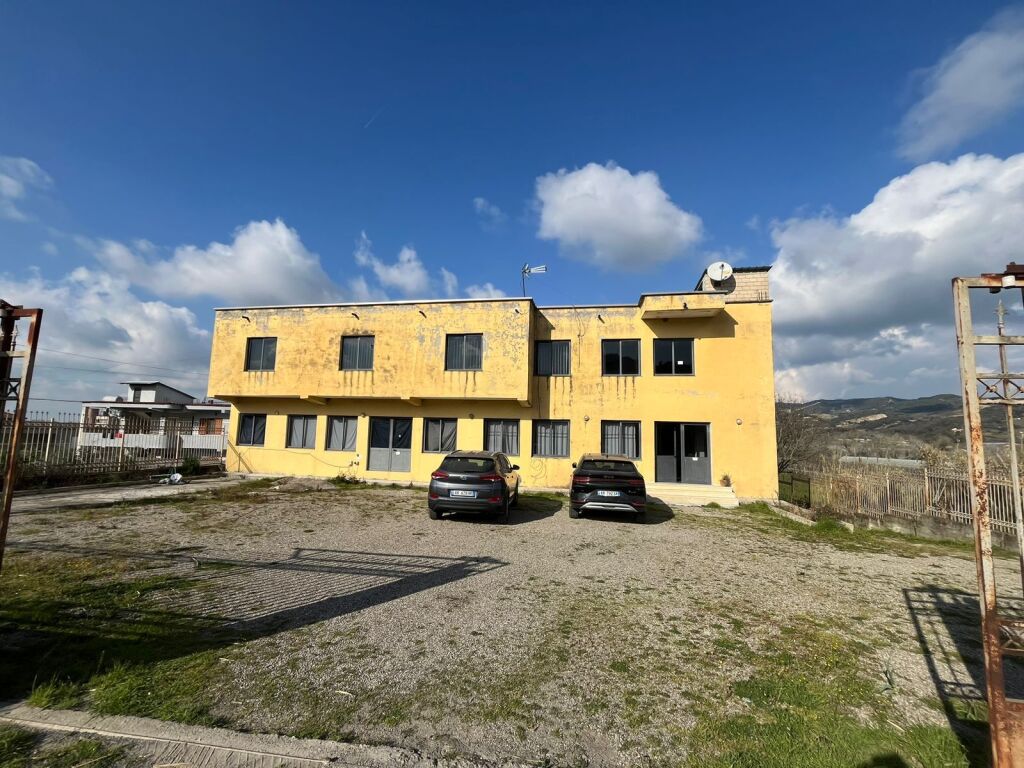 Multifunctional building for rent in the Ndroq area, near Ashik Park