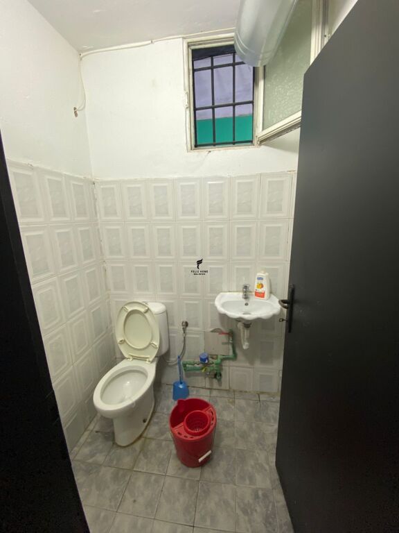 NEGOZIO IN AFFITTO 80 M2 COMUNE DI PARIGI 60.000 LEKE FH-58572