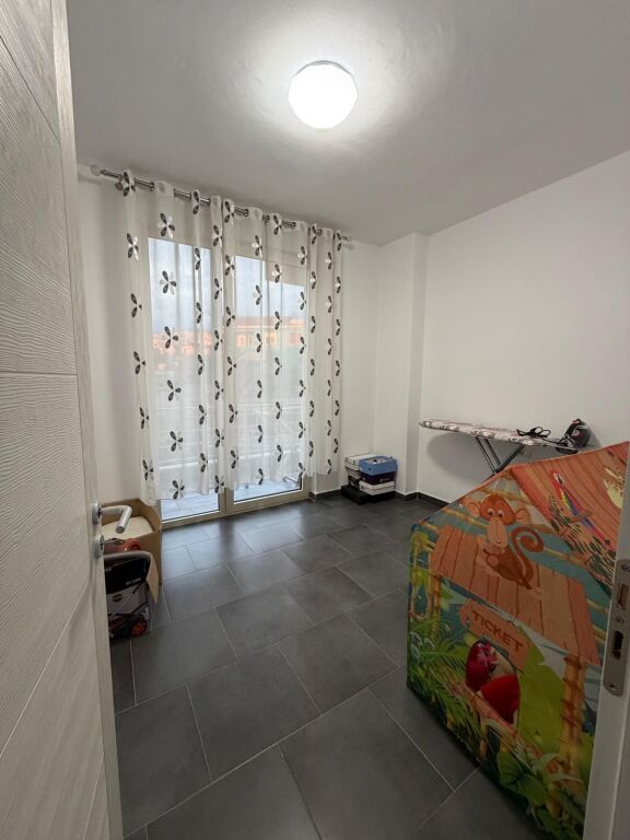 • Jepet me qira apartament 2+1  • Kompleksi Tom Doshi, midis Shkozës dhe Freskut – Tiranë  • Sipërfaqe: 88 m²  • Kati: 3  • Pallat i ri me ashensor  • Organizimi: korridor, sallon + kuzhinë, 2 dhoma gjumi, 2 tualete, ballkon  • Mobilim i ri dhe kondicioner  • Çmimi: 500 € / muaj  • Preferohen familjarë