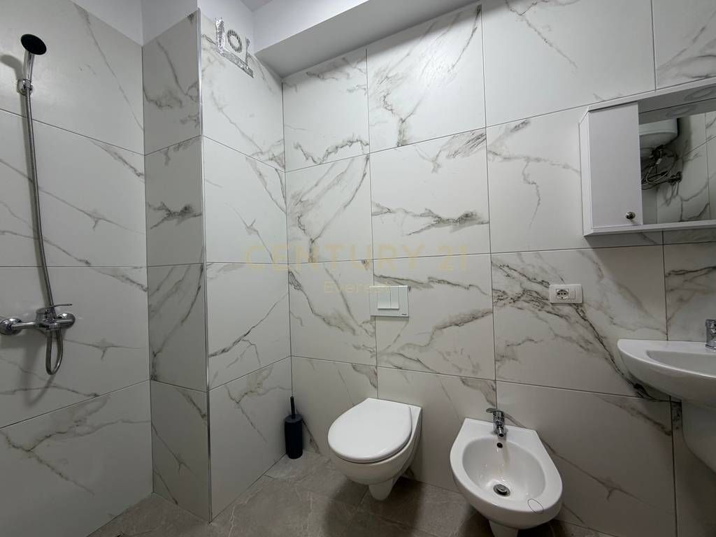 LAPRAKE, APARTAMENT 1+1 PER QIRA