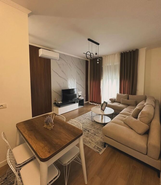 Appartamento 1+1 in affitto  Indirizzo: 5 Maji  Arredato  1° piano  Prezzo 500 mila lek  Parcheggio extra 100 mila lek