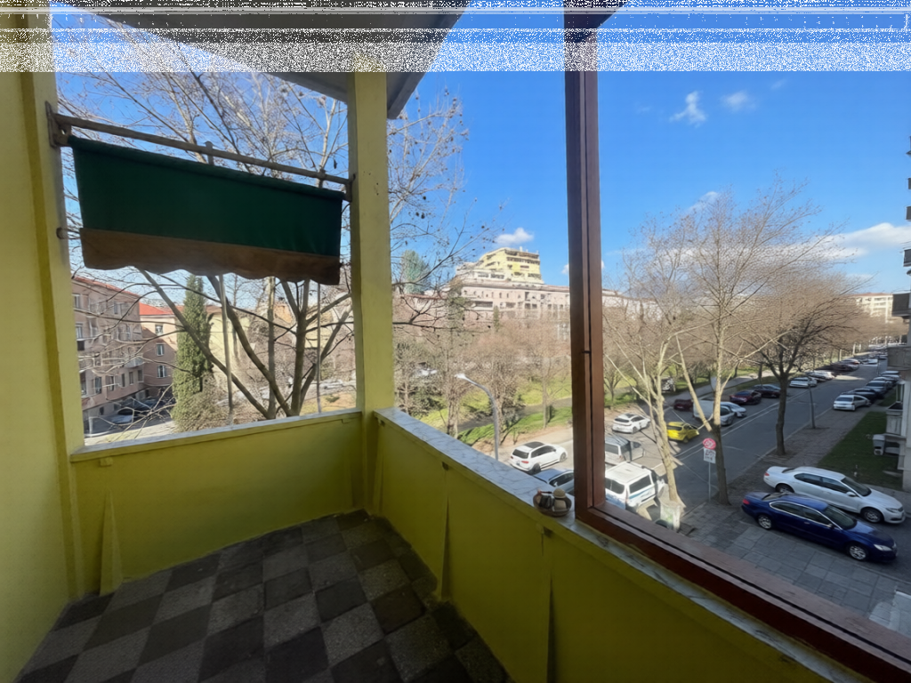 Jepet me qera zyre open space buze rruge