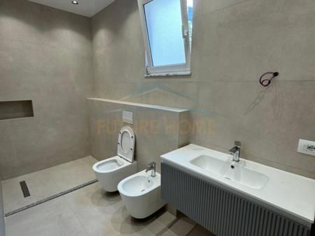 Shitet, Apartament 3+1+2+ post parkimi, Fresku, Tiranë.