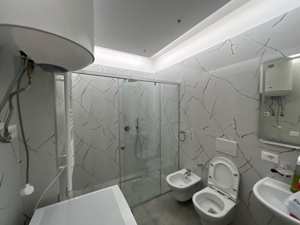 Apartament 2+1+2 plus post parkimi  me qira ne Rr.Jordan Misja tek Bulevardi i Ri