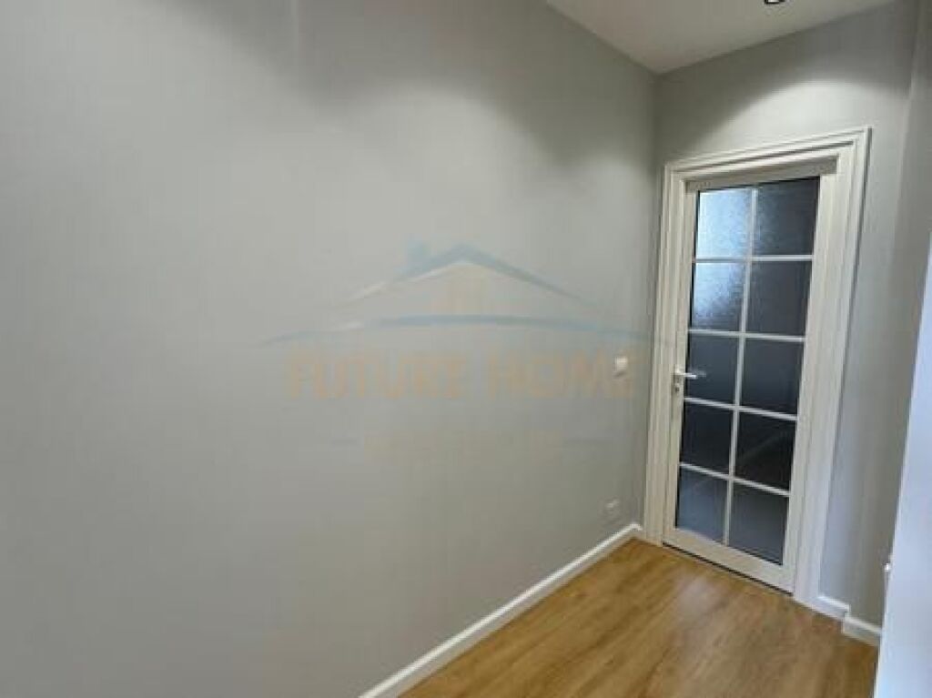 Shitet, Apartament 3+1+2+ post parkimi, Fresku, Tiranë.