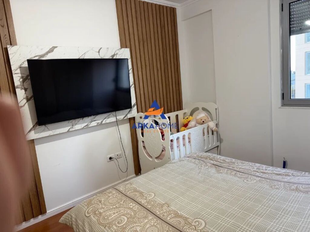 JEPET APARTAMENT ME QERA TE LIQENI I THATË, PRANË RADISSON HOTEL 750 EURO