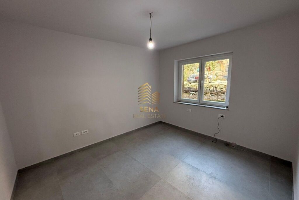 Qira, Ambient Biznesi, përballë Maternitetit të Ri, 1300 Euro/muaj Neto