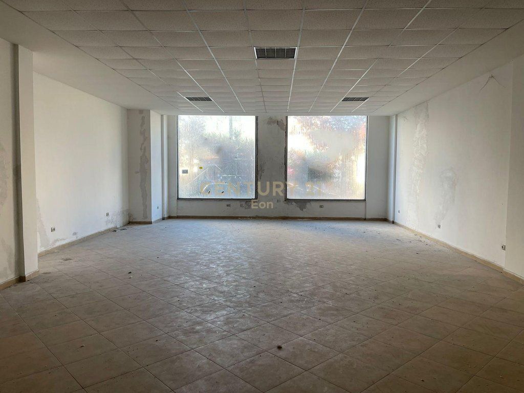 Locale commerciale in affitto sulla spiaggia Stazione prima, Durazzo !