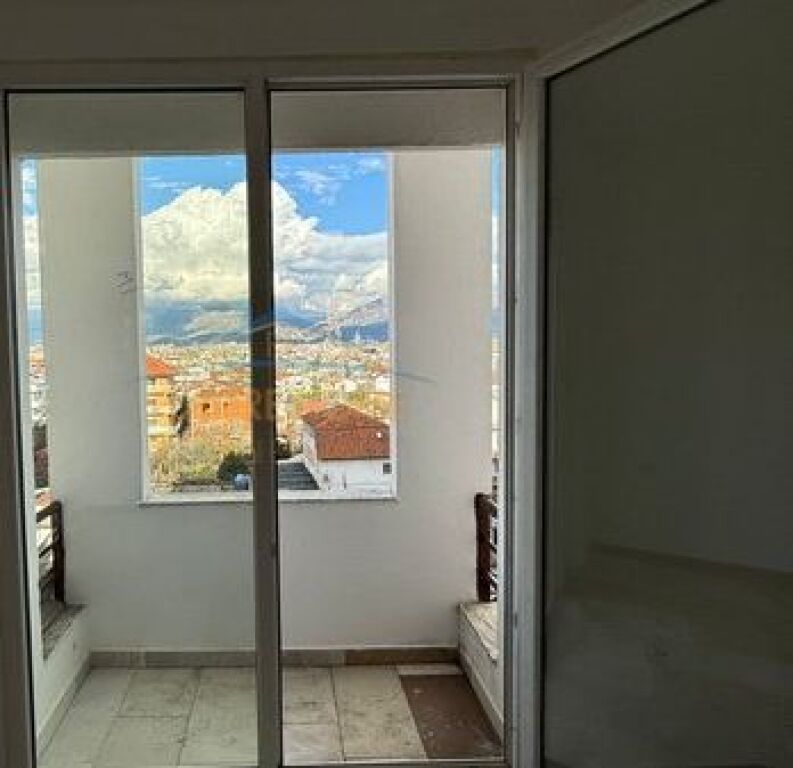 Shitet, Apartament 2+1+2, Casa Italia, Tirane.