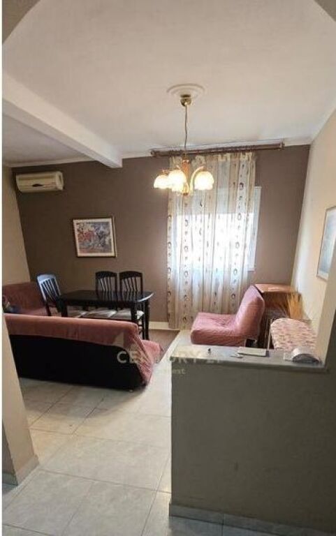 Vendiamo appartamento 3+1 vicino alla Procura di Tirana .