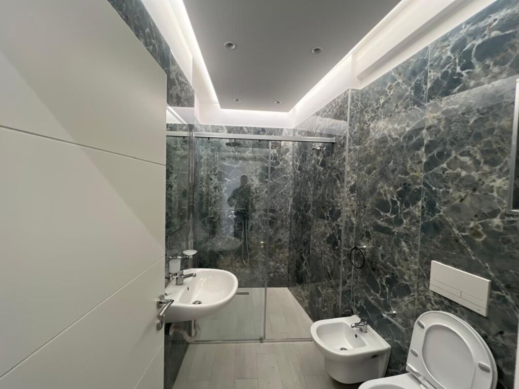 Apartament 2+1+2 plus post parkimi  me qira ne Rr.Jordan Misja tek Bulevardi i Ri