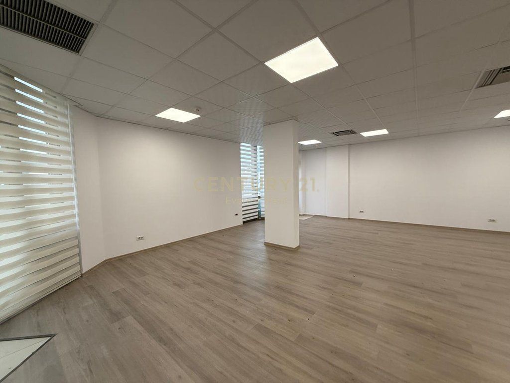 Jepet me Qira Ambient Komercial Tregu i Ri Elektrik