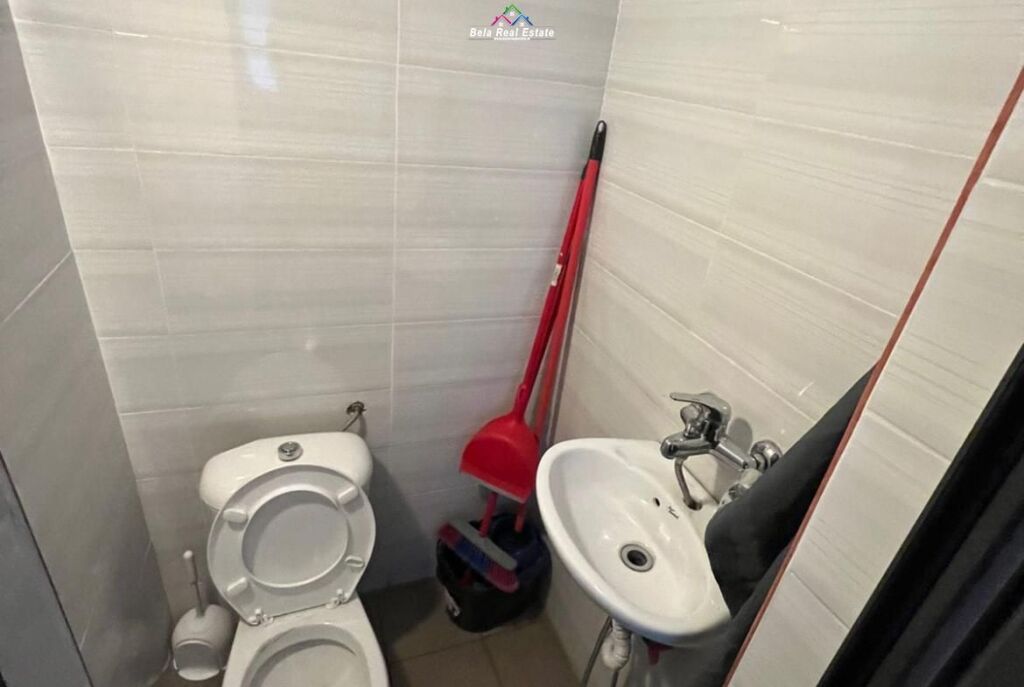 Zyre Me Qera Prane Ish Ekspozites (ID BZ2847) Tirane