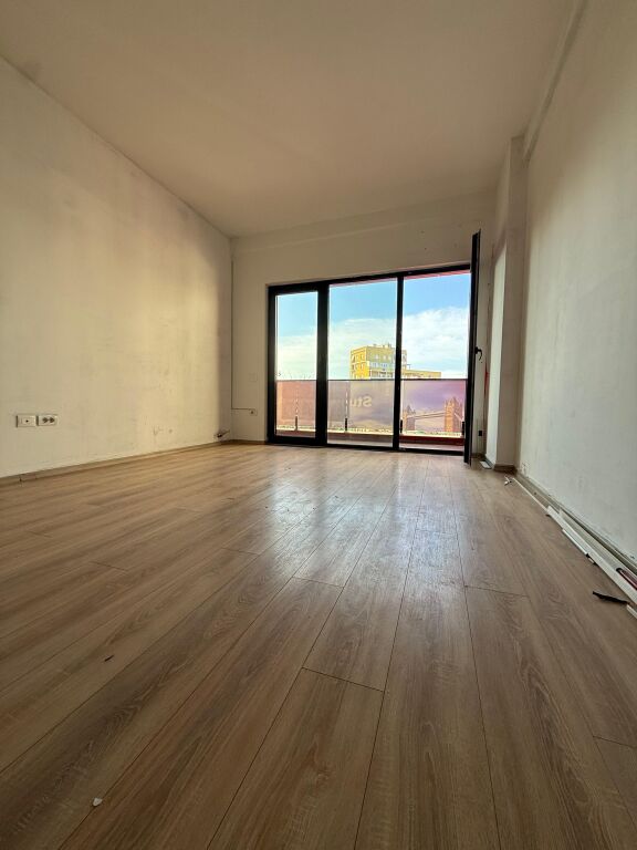 Jepet zyre me qera tek Farmacia 10