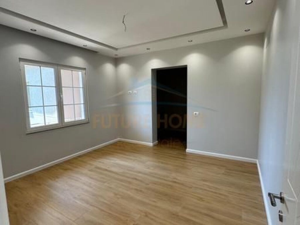 Shitet, Apartament 3+1+2+ post parkimi, Fresku, Tiranë.