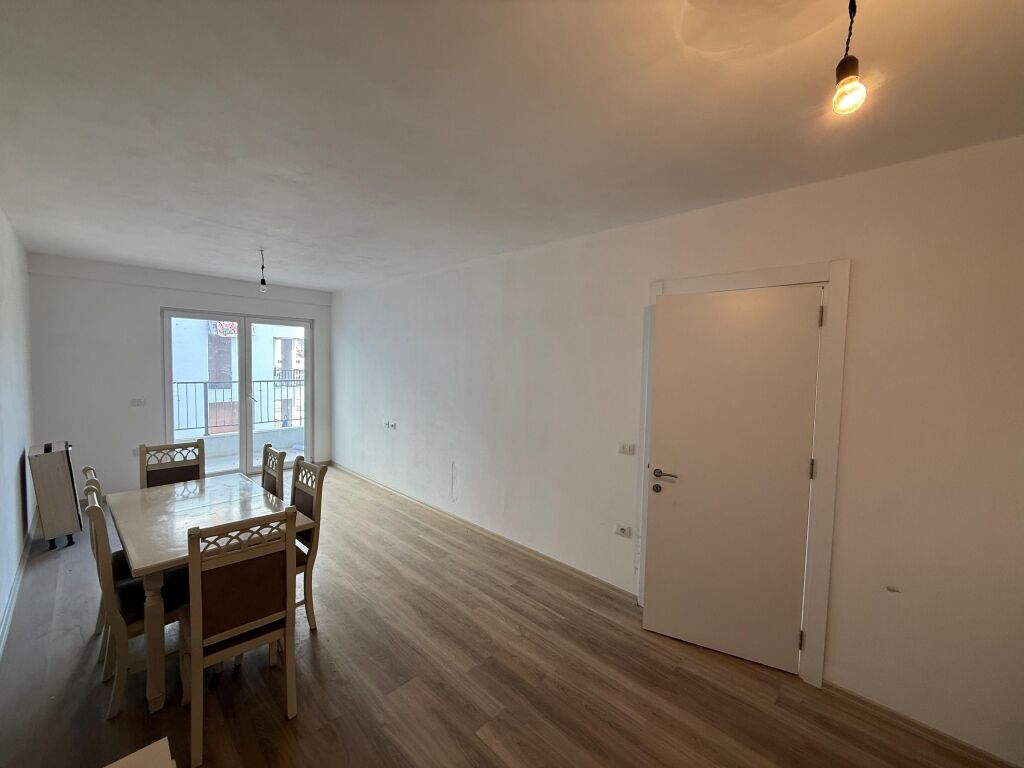 📣 RENT Apartment 1+1 With Storage 📍 Kombinat ✨  🏢 New Building 🪜 2nd Floor (With Elevator) 📐 Area 98 m2 🛋️ Partially Furnished  💶 Price 35,000 Leke/Month