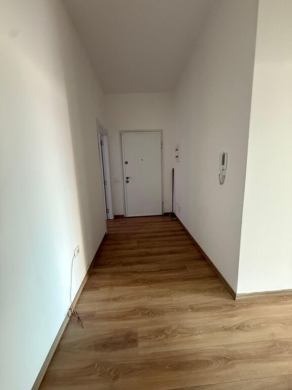 Jepet zyre me qera tek Farmacia 10