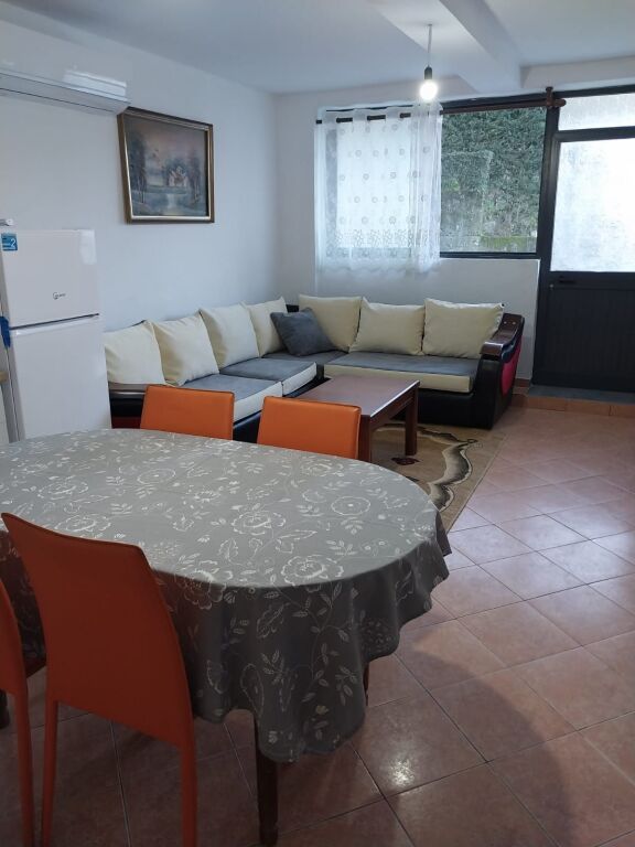 APARTAMENT 2+1 ME QERA PRANE RR ELBASANIT