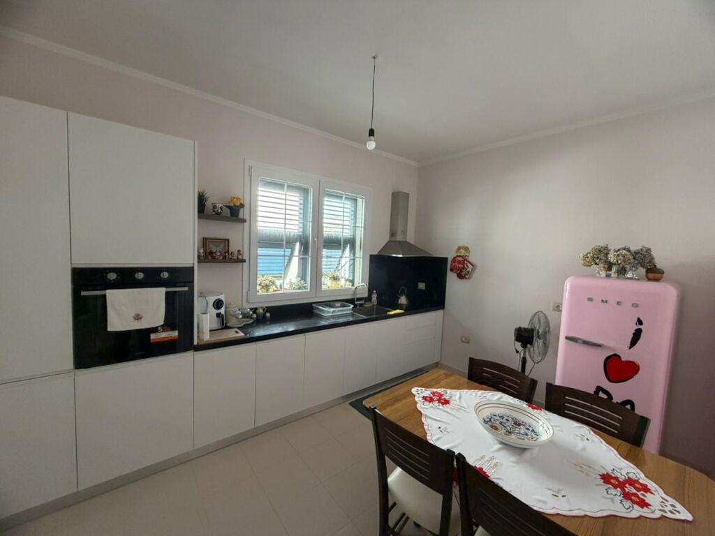 Me qira, Kati i dytë i një shtëpie private, Qendra, Durrës