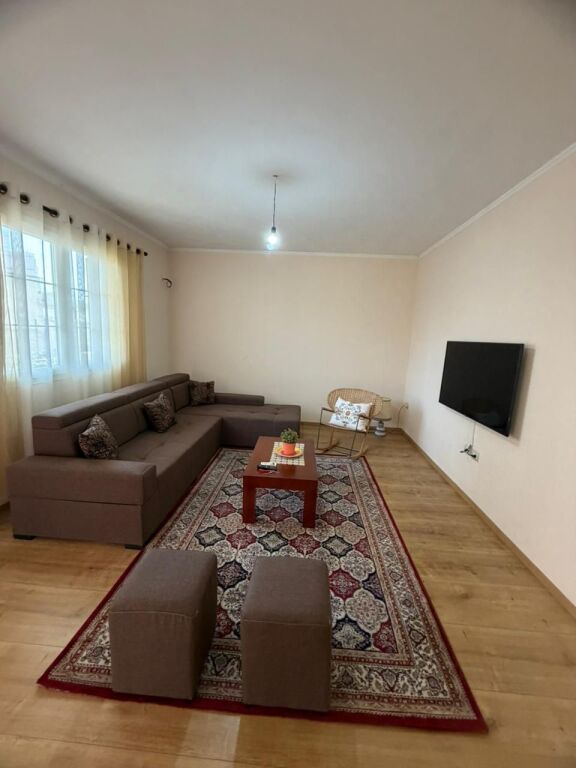 Me qira, Kati i dytë i një shtëpie private, Qendra, Durrës