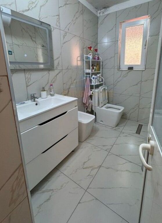 Shitet, Apartament 1+1+ Verande, Kinostudio, Tiranë.