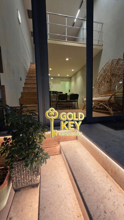 🏢 JEPET ME QIRA AMBIENT KOMERCIAL DUPLEKS NË PLAZH – PRANË PALACE HOTEL 🌊