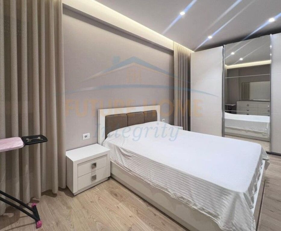 Rent, Apartment 3+1+2+2 Parking spaces, Red School, Tirana.