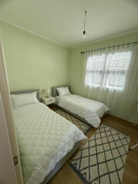 Me qira, Kati i dytë i një shtëpie private, Qendra, Durrës