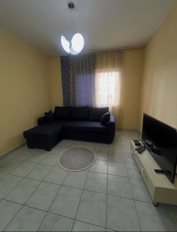 🏢Komuna e Parisit,jepet me qera apartament 1+1,i mobiluar 55,000Leke  (I diskutueshem )