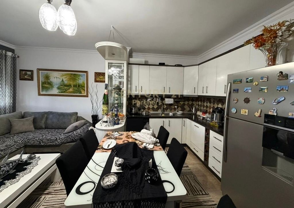 APARTAMENT 2+1 NE RRUGE KAVAJES!