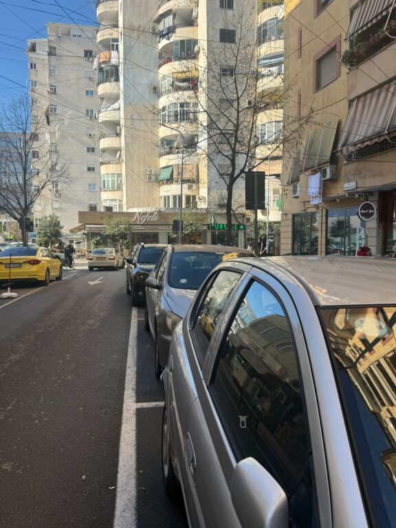 Biznes, Komuna e Parisit!